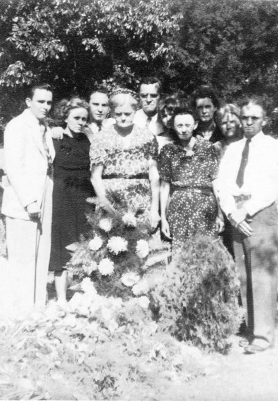 Jenkins family gathered at William Newton Jenkins gravesite